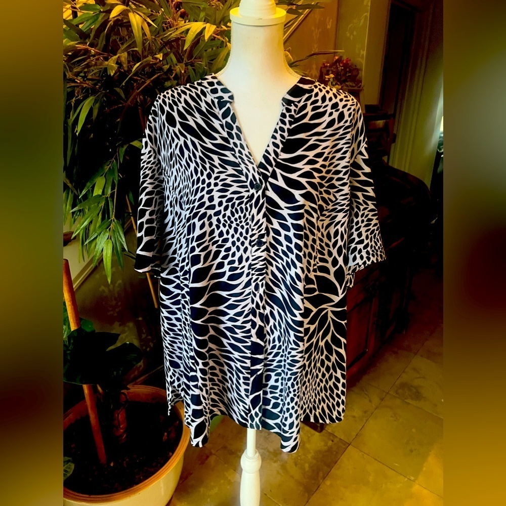 Maggie Barnes Black and Cream Abstract Print V-Neck Tunic - Picture 3 of 14
